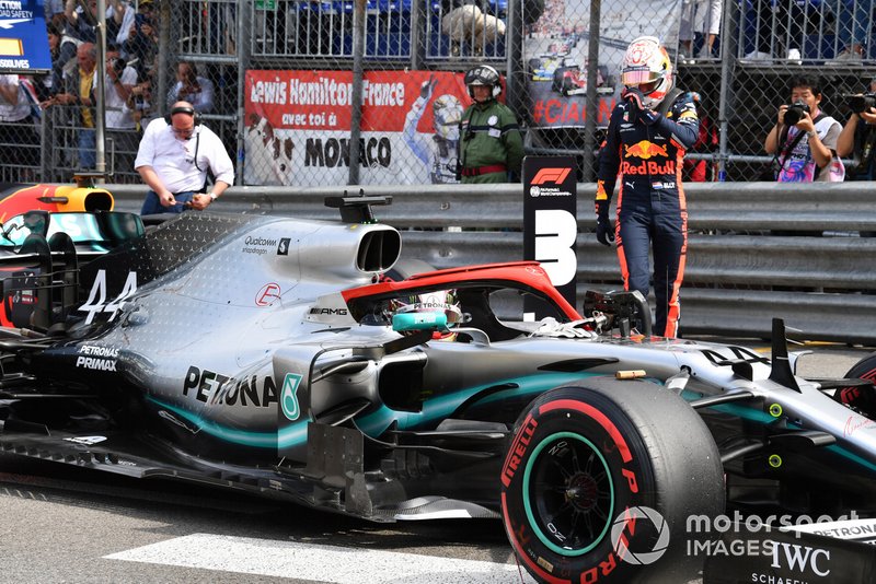 Lewis Hamilton, Mercedes AMG F1 W10, arriva in griglia di partenza dopo essersi assicurato la pole position