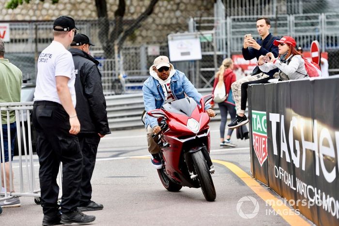 Lewis Hamilton, Mercedes AMG F1 en su moto