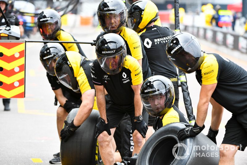 The Renault pit crew during practice
