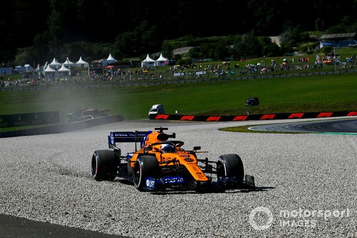 Carlos Sainz Jr., McLaren MCL34 se va de largo sobre la grava