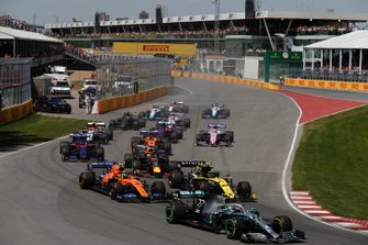 Valtteri Bottas, Mercedes AMG W10, Nico Hulkenberg, Renault F1 Team R.S. 19, Lando Norris, McLaren MCL34, Max Verstappen, Red Bull Racing RB15, Daniil Kvyat, Toro Rosso STR14, Carlos Sainz Jr., McLaren MCL34, bij de start