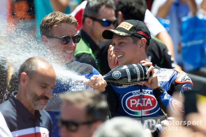 El ganador de la carrera Michael van der Mark, Pata Yamaha, Paul Denning