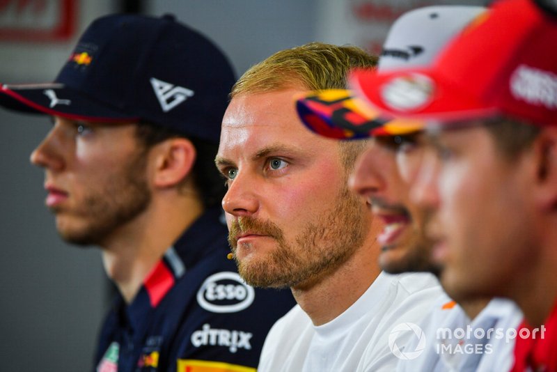 Valtteri Bottas, Mercedes AMG F1, Sebastian Vettel, Ferrari, Carlos Sainz Jr., McLaren et Pierre Gasly, Red Bull Racing durant la conférence de presse