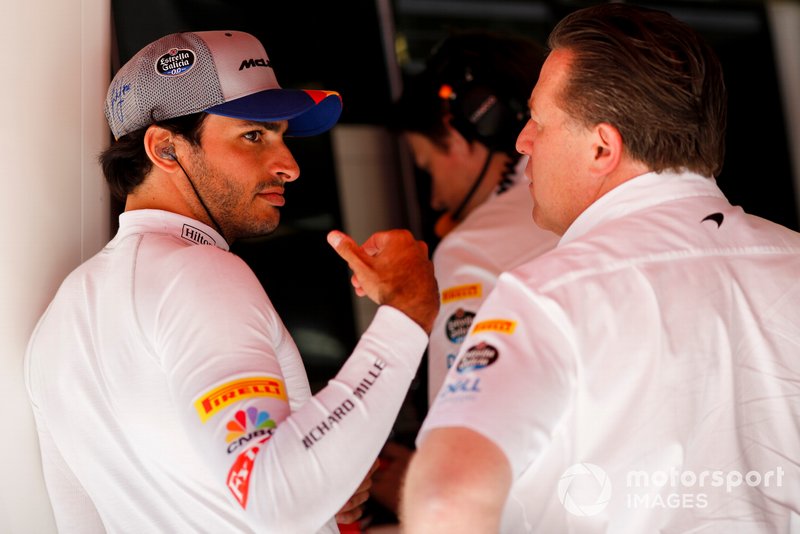 Carlos Sainz Jr., McLaren, con Zak Brown, Director Ejecutivo de McLaren