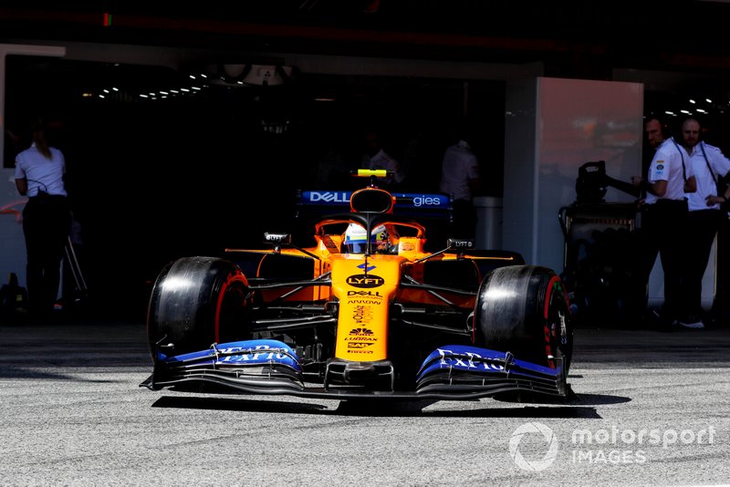 Lando Norris, McLaren MCL34, lascia il garage