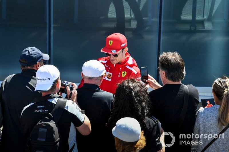 Charles Leclerc, Ferrari firma un autografo ad un fan