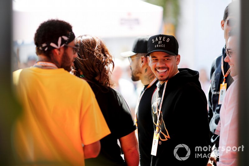 Jo Amancio y Neymar jr en paddock