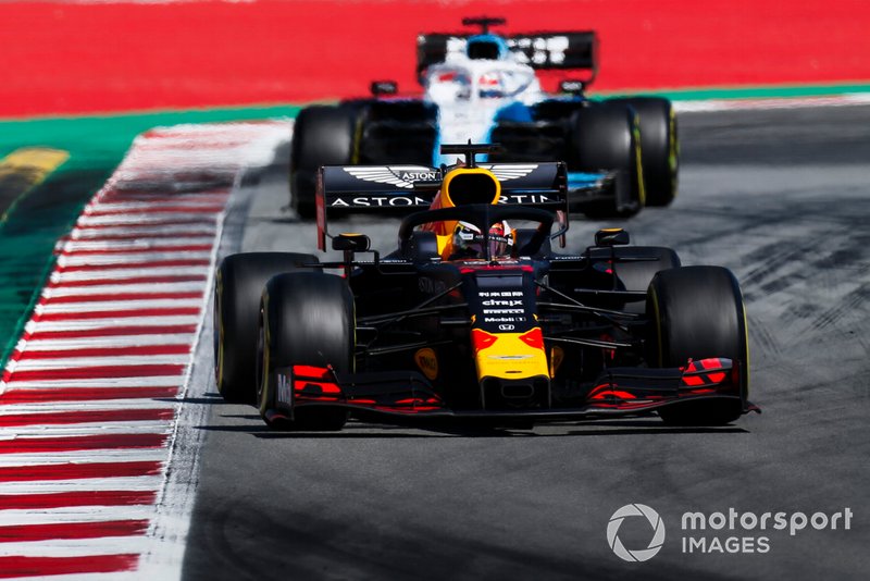 Max Verstappen, Red Bull Racing RB15, precede George Russell, Williams Racing FW42