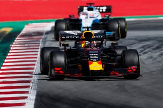 Max Verstappen, Red Bull Racing RB15, devant George Russell, Williams Racing FW42
