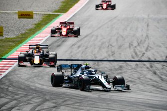 Valtteri Bottas, Mercedes AMG W10, voor Max Verstappen, Red Bull Racing RB15, en Sebastian Vettel, Ferrari SF90
