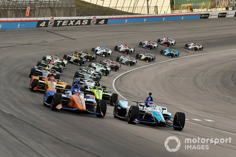 Takuma Sato, Rahal Letterman Lanigan Racing Honda, Scott Dixon, Chip Ganassi Racing Honda lead the field at the start