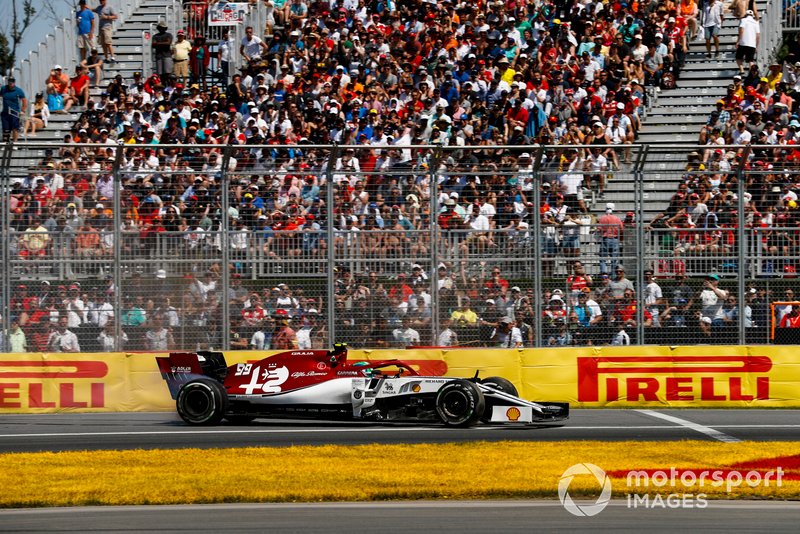 Antonio Giovinazzi, Alfa Romeo Racing C38 spins on track