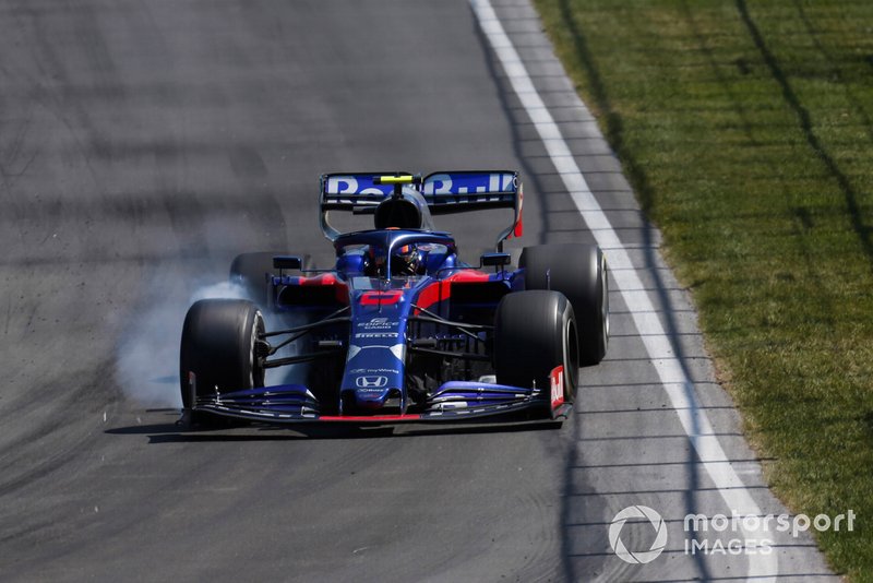 Alexander Albon, Toro Rosso STR14, locks up