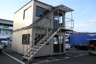 パドック内に設置されたコンテナルーム