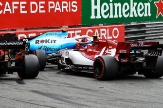 Robert Kubica, Williams FW42, spint na een touche en blokkeert de baan voor Antonio Giovinazzi, Alfa Romeo Racing C38, en Charles Leclerc, Ferrari SF90