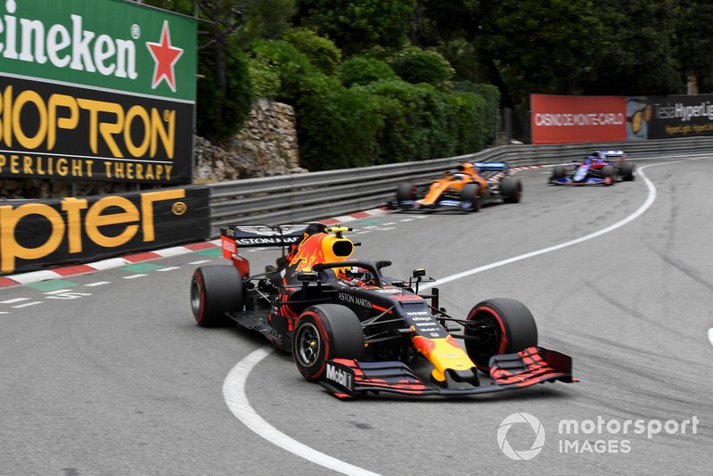 Pierre Gasly, Red Bull Racing RB15, Carlos Sainz Jr., McLaren MCL34, y Daniil Kvyat, Toro Rosso STR14
