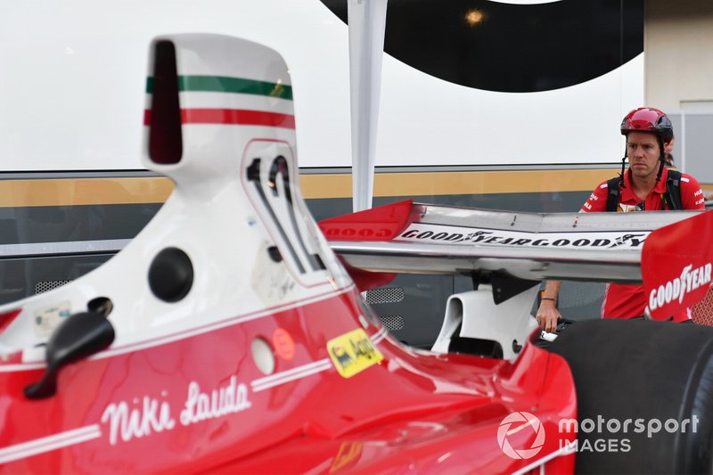 Sebastian Vettel, Ferrari regardant la Ferrari 312T de Niki Lauda exposée dans le paddock
