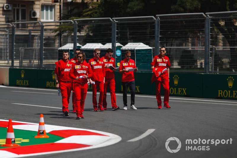 Sebastian Vettel, Ferrari cammina in pista con i suoi ingegneri