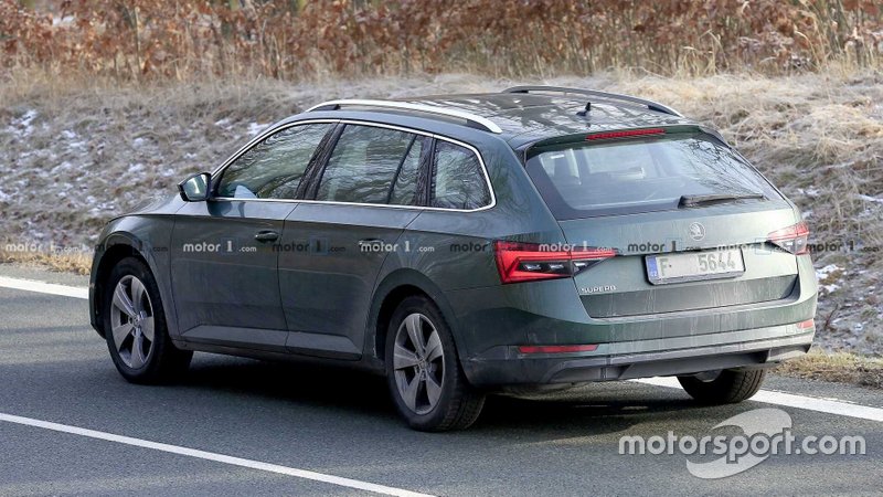 Шпигунське фото оновленого Skoda Superb 2019 року