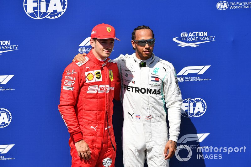 Charles Leclerc, Ferrari, e il pole man Lewis Hamilton, Mercedes AMG F1