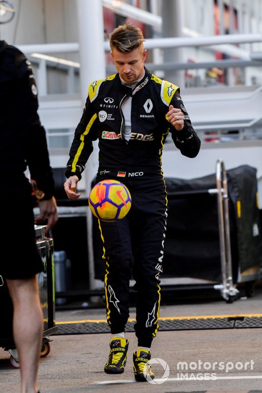 Nico Hulkenberg, Renault F1 Team, juega al fútbol con su entrenador en el paddock