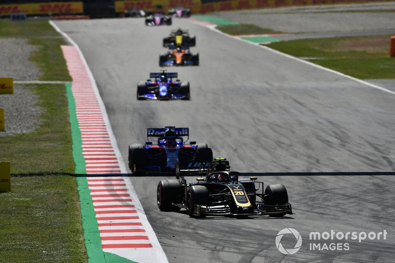 Kevin Magnussen, Haas F1 Team VF-19, guida Daniil Kvyat, Toro Rosso STR14, e Alexander Albon, Toro Rosso STR14