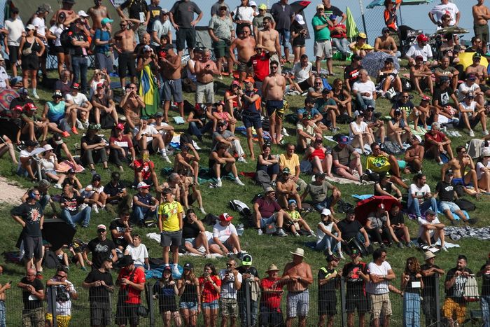Поклонники смотрят с холмов во время квалификации перед MotoGP Сан -Марино.