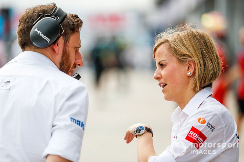 Susie Wolff, Team Principal, Venturi Formula E, parla con un membro del team