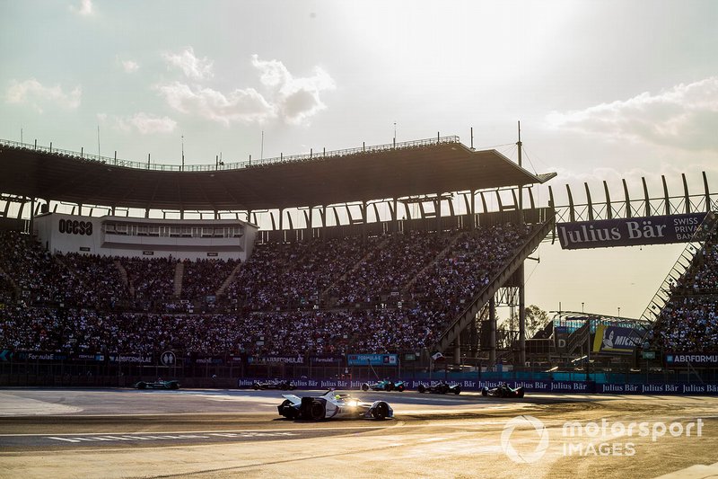 Alexander Sims, BMW I Andretti Motorsports, BMW iFE.18 derrière le peloton