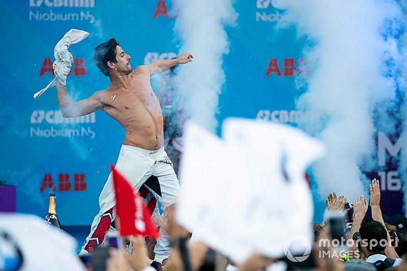 Le vainqueur Lucas Di Grassi, Audi Sport ABT Schaeffler lance ses vêtements dans la foule