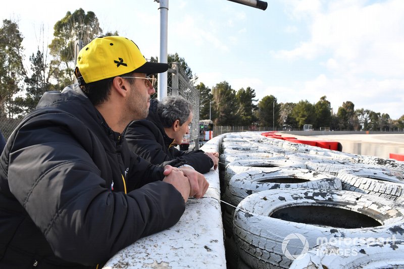 Daniel Ricciardo, Renault F1 Team y Alain Prost, Renault F1 Team Special Advisor ven las acciones