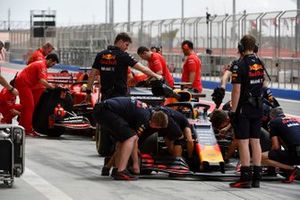 I membri del team Red Bull Racing cambiano il musetto della monoposto di Dan Ticktum, Red Bull Racing RB15