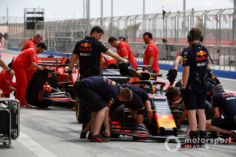 Red Bull Racing team members changing the front of Dan Ticktum, Red Bull Racing RB15