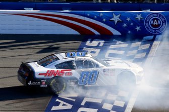 Yarış galibi Cole Custer, Stewart-Haas Racing, Ford Mustang Thompson Pipe/Haas CNC