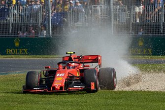 Charles Leclerc, Ferrari SF90, passe dans l'herbe