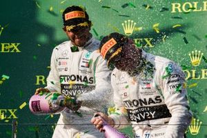 Le deuxième, Lewis Hamilton, Mercedes AMG F1, asperge le vainqueur Valtteri Bottas, Mercedes AMG F1, avec du champagne sur le podium