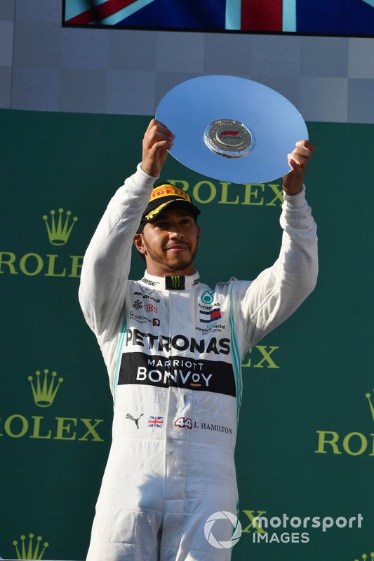 Lewis Hamilton, Mercedes AMG F1, secondo, con il trofeo