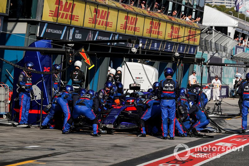 Даниил Квят, Toro Rosso STR14, на пит-стопе
