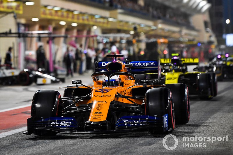 Carlos Sainz Jr., McLaren MCL34, Nico Hulkenberg, Renault R.S. 19, in the pit lane