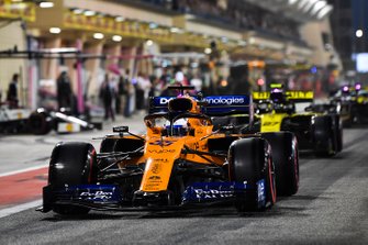 Carlos Sainz Jr., McLaren MCL34, voor Nico Hulkenberg, Renault R.S. 19