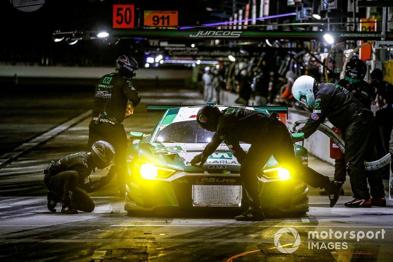 #29 Montaplast by Land Motorsport Audi R8 LMS GT3, GTD: Daniel Morad, Christopher Mies, Dries Vanthoor, pit stop