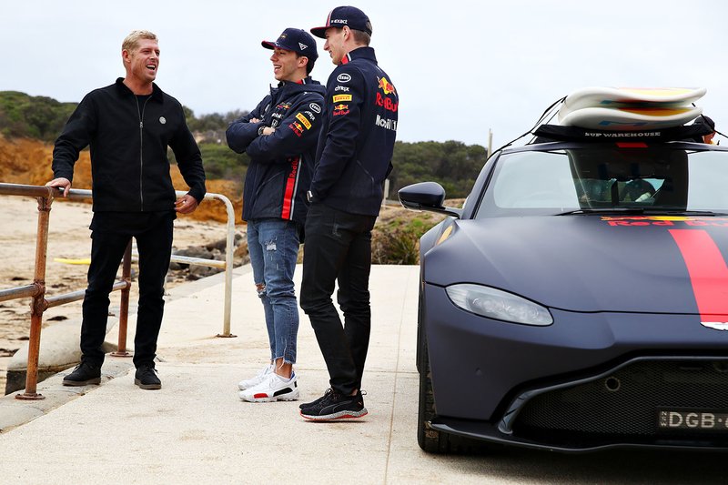 Max Verstappen, Red Bull Racing e Pierre Gasly, Red Bull Racing si preparano per fare surf con la leggenda del surf Mick Fanning