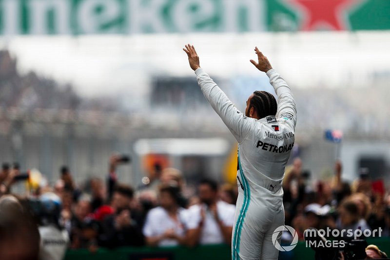 Lewis Hamilton, Mercedes AMG F1, celebra su victoria en la carrera