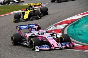 Sergio Perez, Racing Point RP19, devance Nico Hulkenberg, Renault F1 Team R.S. 19