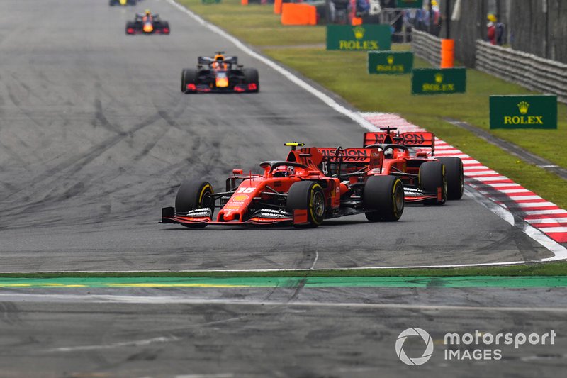 Charles Leclerc, Ferrari SF90, Sebastian Vettel, Ferrari SF90, y Max Verstappen, Red Bull Racing RB15