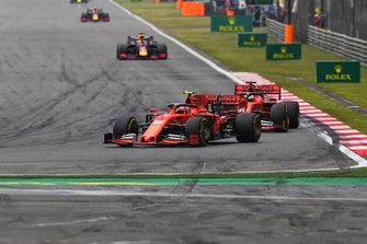 Charles Leclerc, Ferrari SF90, voor Sebastian Vettel, Ferrari SF90, en Max Verstappen, Red Bull Racing RB15