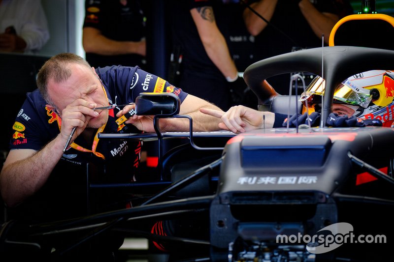 Un membre de Red Bull Racing au travail sur un rétroviseur de la voiture de Max Verstappen, Red Bull Racing RB15