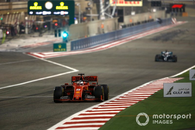 Sebastian Vettel, Ferrari SF90, precede Lewis Hamilton, Mercedes AMG F1 W10