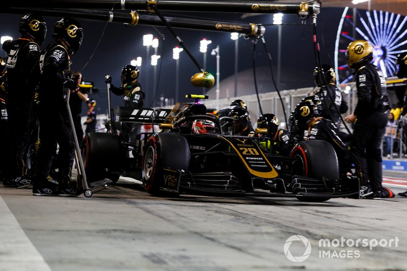 Kevin Magnussen, Haas F1 Team VF-19, ai box