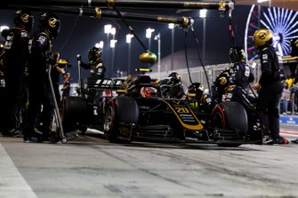 Kevin Magnussen, Haas F1 Team VF-19, in de pits